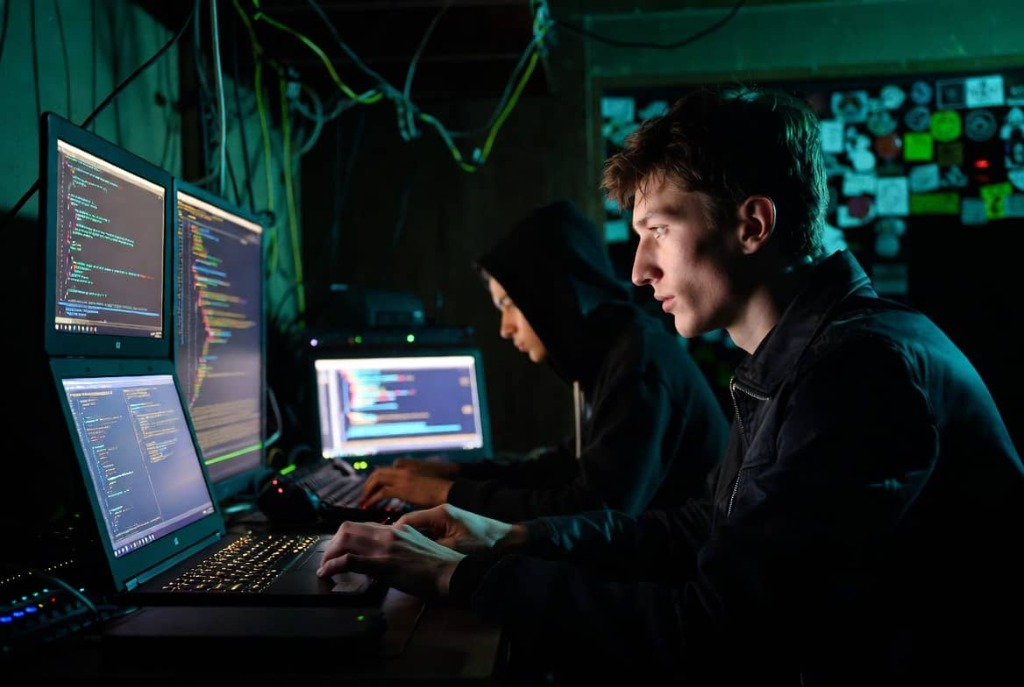 Hire a Hacker to Catch Cheating Spouse: Legal Guide & Tools 2025